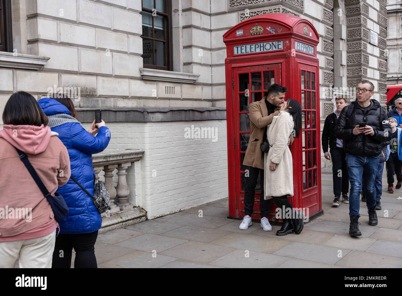 I turisti scattano selfie a Great George Street, Westminster, uno dei luoghi turistici più popolari di Londra per le foto dei selfie dei social media, Londra, Regno Unito Foto Stock