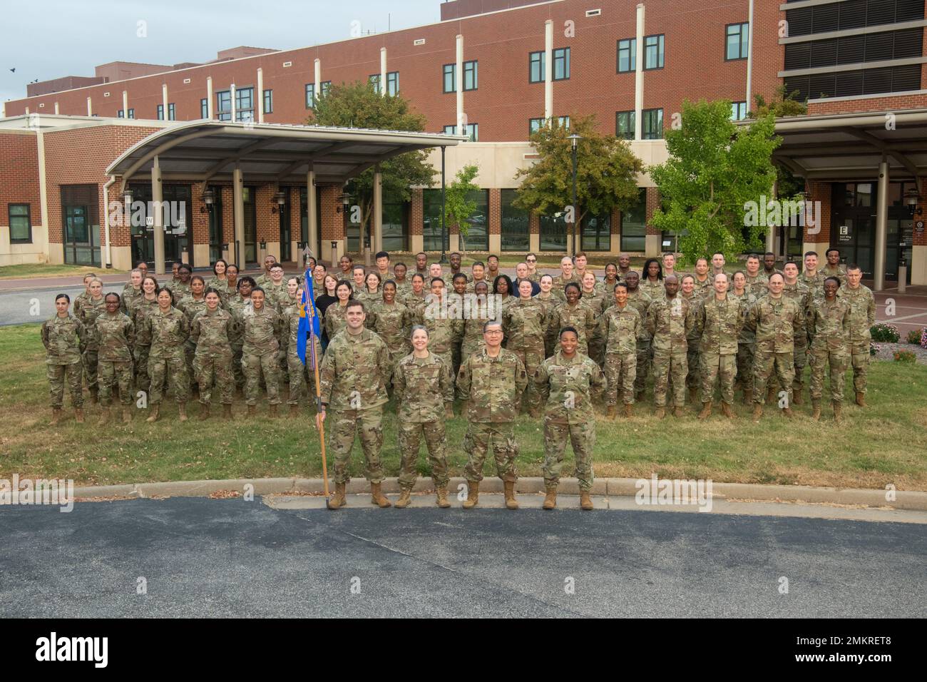 Gli airmen assegnati al 192nd Medical Group stanno per una foto di gruppo al di fuori del Langley Hospital 11 settembre 2022, presso la Joint base Langley, Virginia. Foto Stock