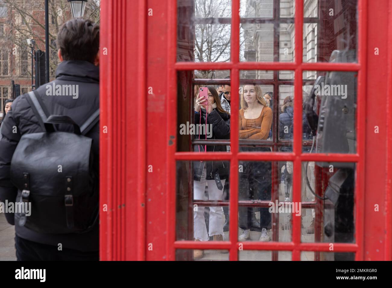 I turisti scattano selfie a Great George Street, Westminster, uno dei luoghi turistici più popolari di Londra per le foto dei selfie dei social media, Londra, Regno Unito Foto Stock