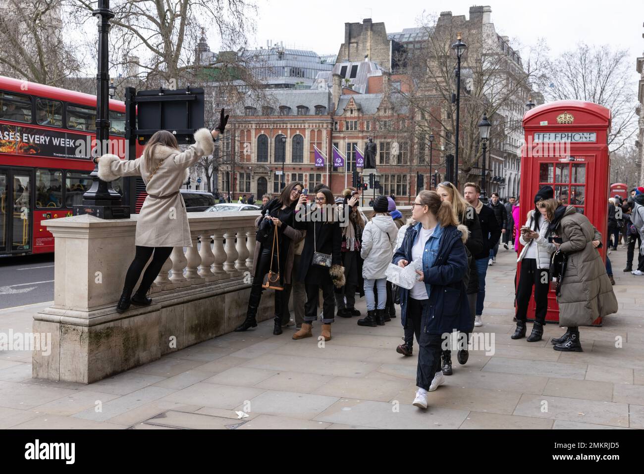 I turisti scattano selfie a Great George Street, Westminster, uno dei luoghi turistici più popolari di Londra per le foto dei selfie dei social media, Londra, Regno Unito Foto Stock