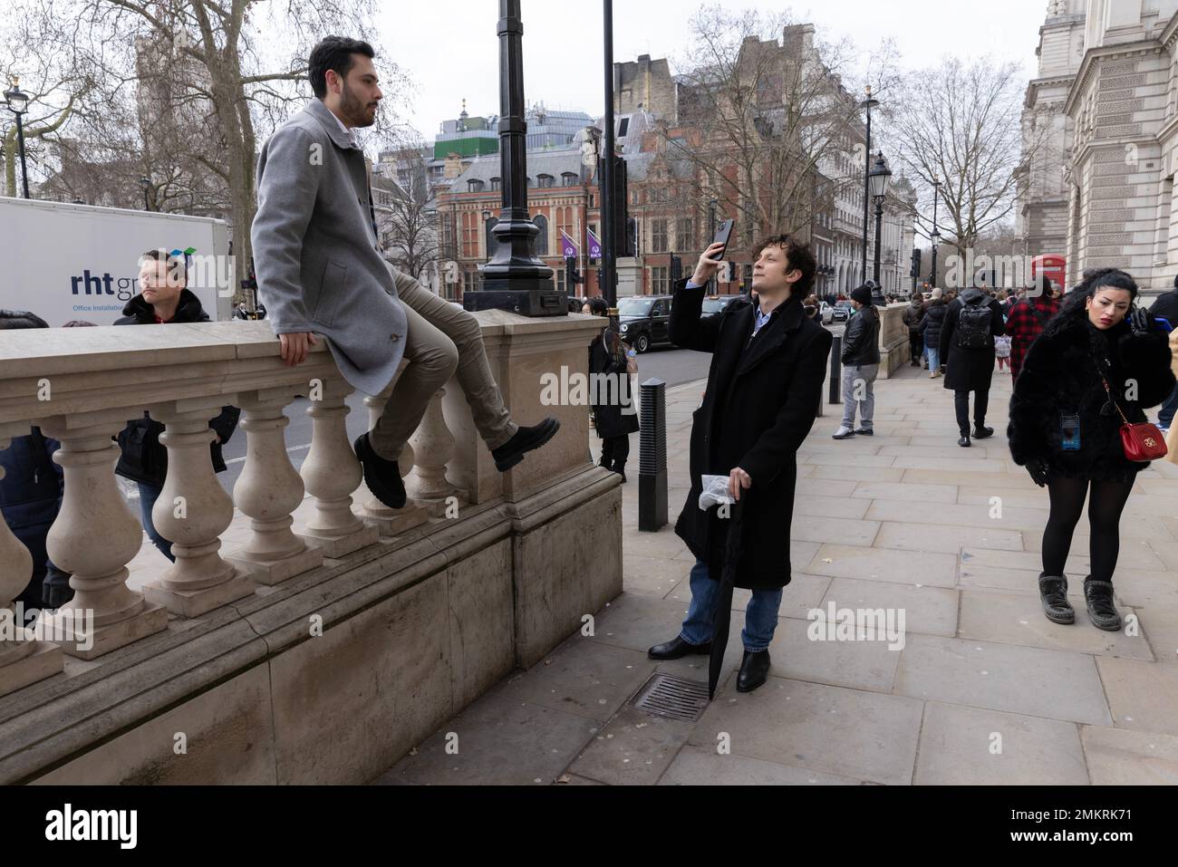 I turisti scattano selfie a Great George Street, Westminster, uno dei luoghi turistici più popolari di Londra per le foto dei selfie dei social media, Londra, Regno Unito Foto Stock