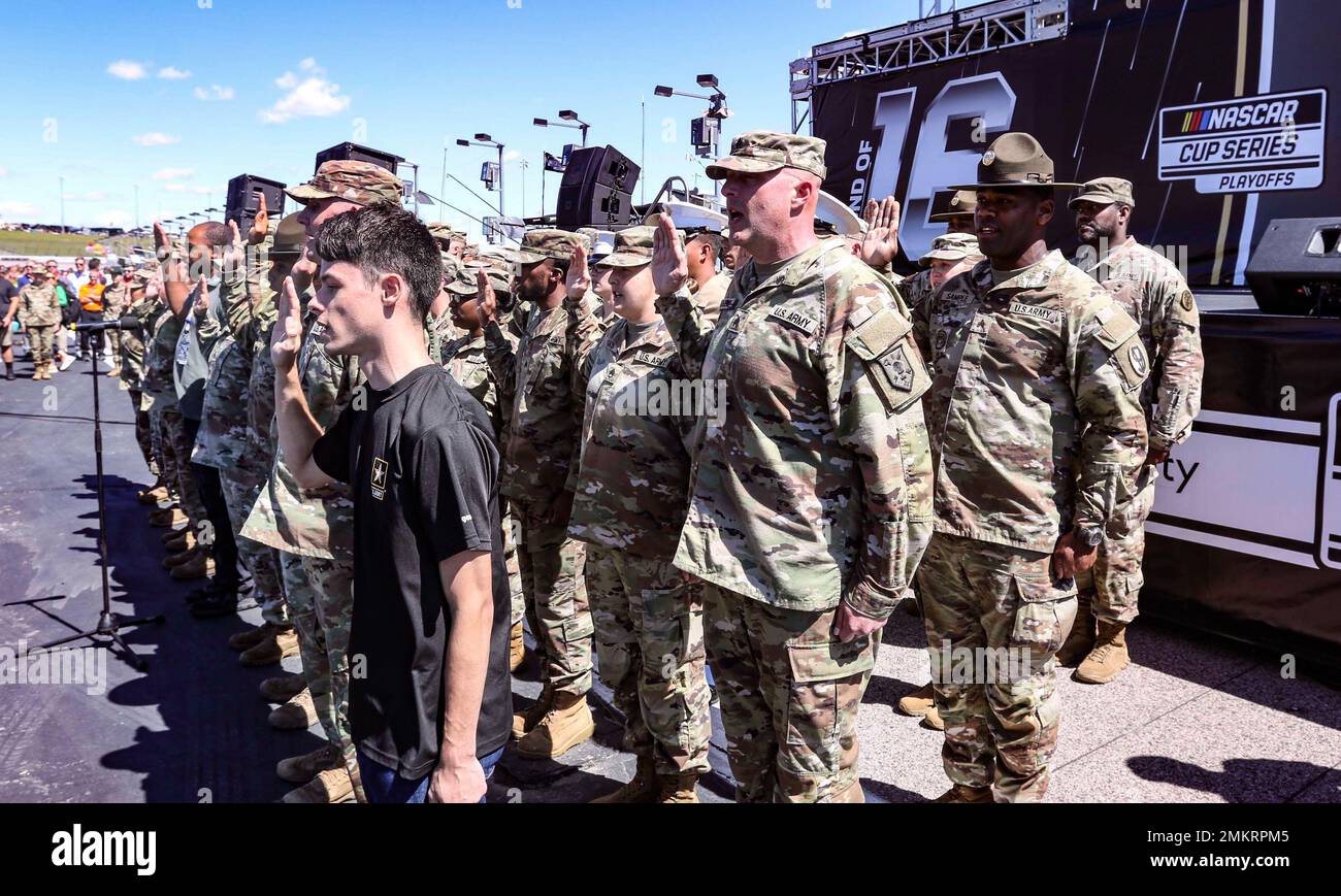 1st Divisione Fanteria e NASCAR partner per ricordare 9/11. Tutte le filiali sono state onorate durante l'Hollywood Casino 400, il 11 settembre 2022 all'autodromo di Kansas City, Kansas. Foto Stock