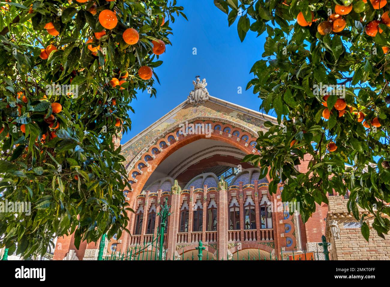 Mercado de Colon (mercato di Colombo) e aranci, Valencia, Spagna Foto Stock