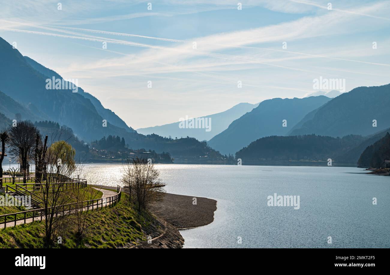 Lago di Ledro nella valle di Ledro. Paesaggio primaverile. Provincia di Trento, Trentino Alto Adige, Italia settentrionale, Europa Foto Stock