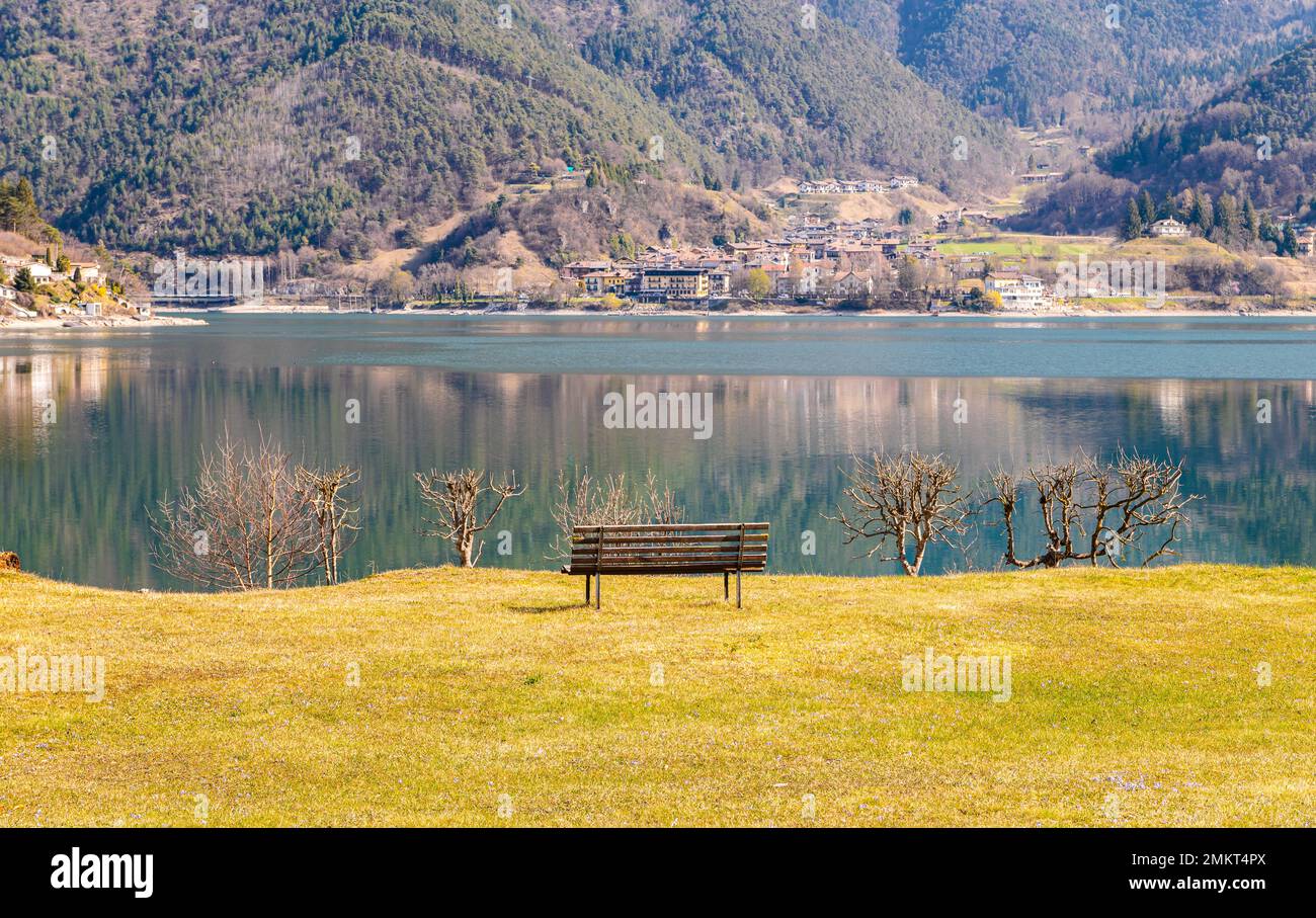 Lago di Ledro nella valle di Ledro. Paesaggio primaverile. Provincia di Trento, Trentino Alto Adige, Italia settentrionale, Europa Foto Stock