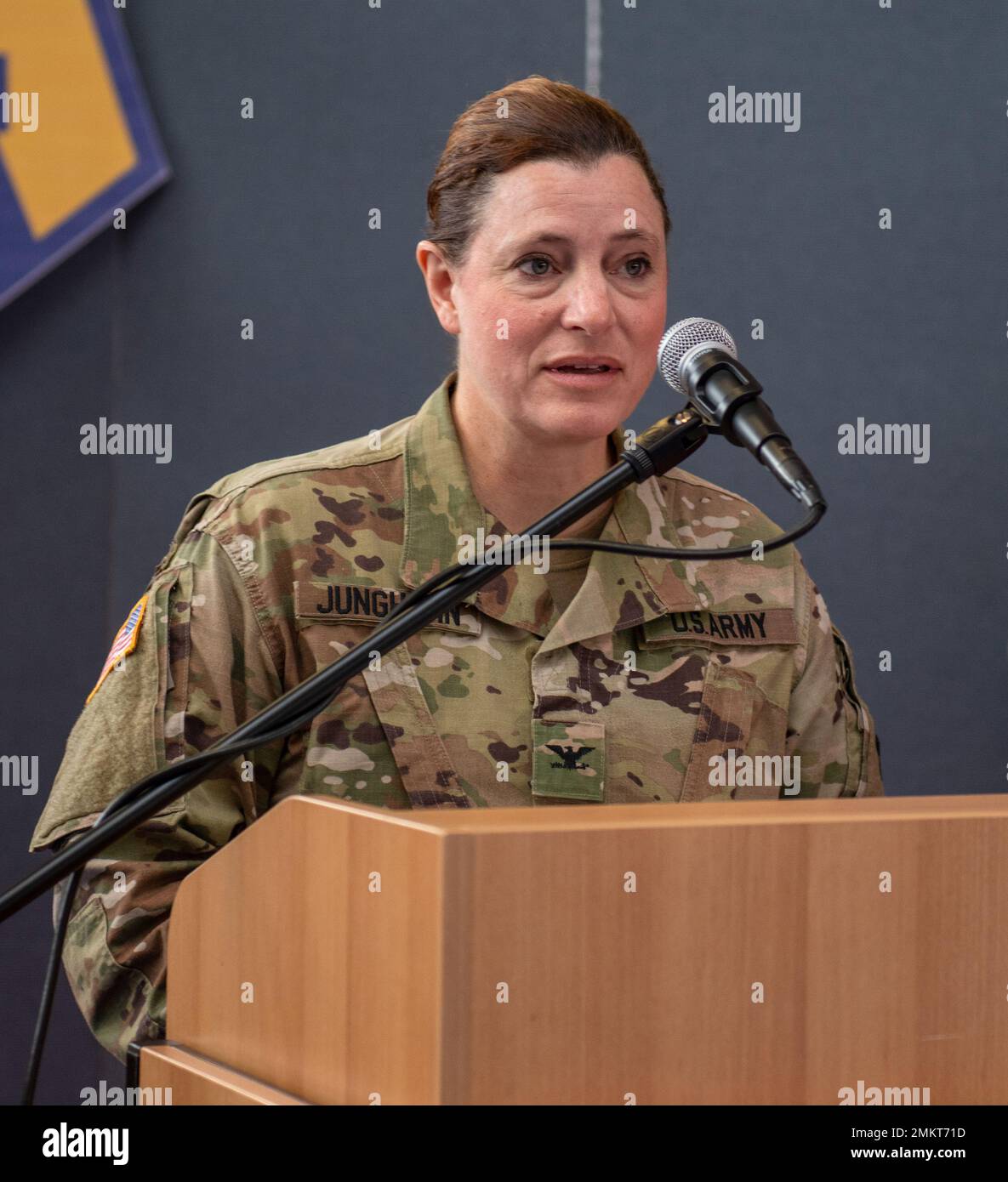 Faith Junghahn, comandante della Medical Support Unit-Europe, 7th Mission Support Command, consegna le sue osservazioni durante una cerimonia di cambio di comando, 11 settembre 2022 a Kleber Kaserne a Kaiserslautern, Germania. Junghahn assunse il comando dell'unità dal col. Trent Loiseau. Foto Stock