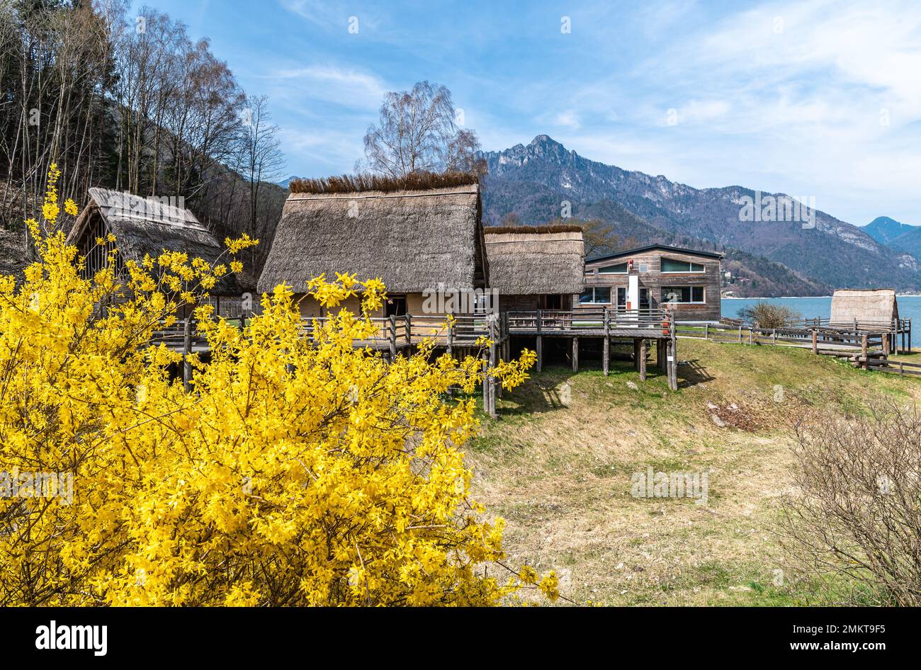 Palafitte casa dell'età del bronzo (ricostruzione) presso il museo del Palafitte del lago di Ledro. Molina di Ledro, Trento, Trentino Alto Adige, Italia Foto Stock