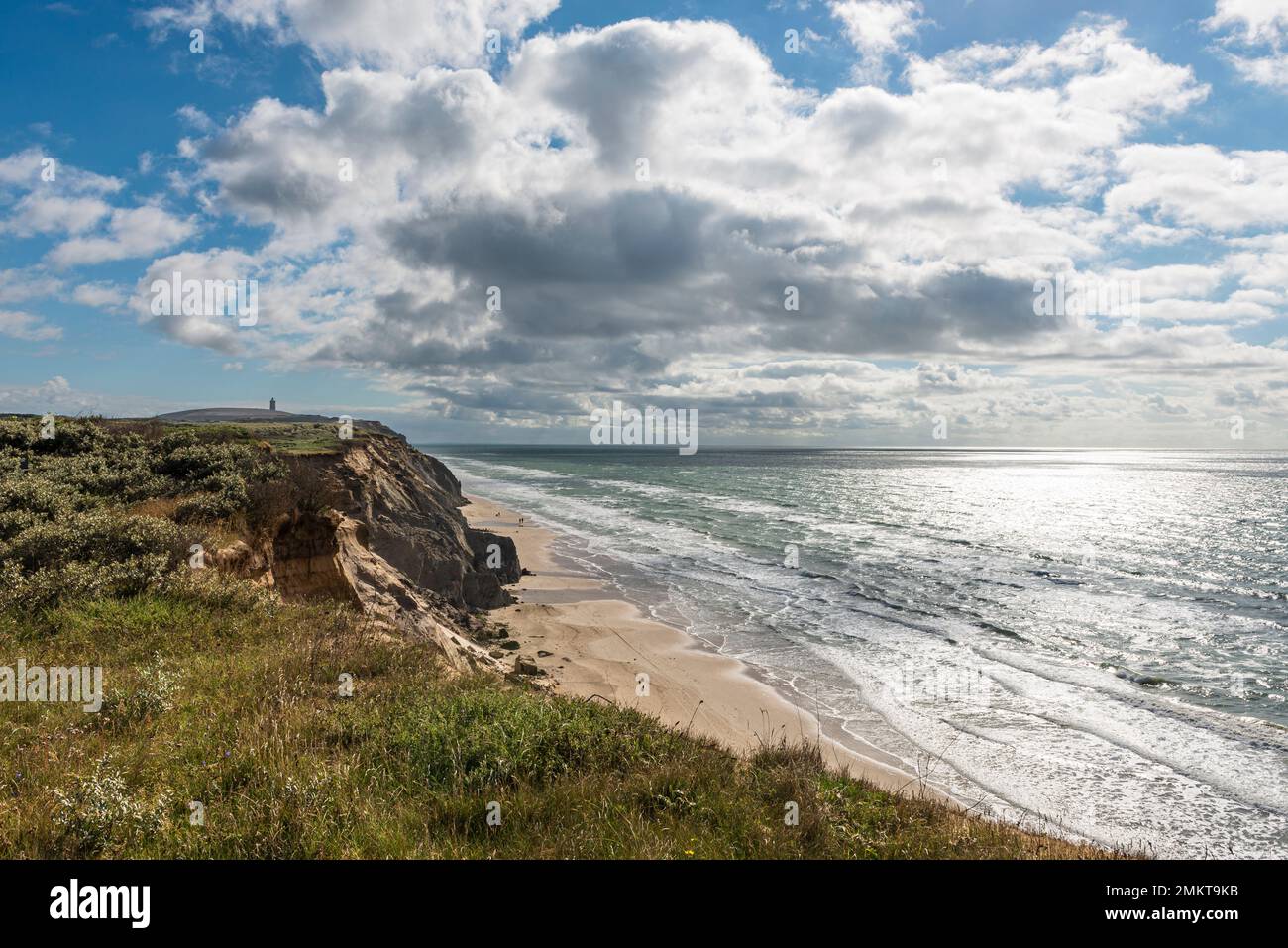 Nuvole in un cielo blu, Mare del Nord e scogliere vicino a Lönstrup di fronte alla dune di sabbia di Rubjerg Knude, Jutland, Danimarca Foto Stock