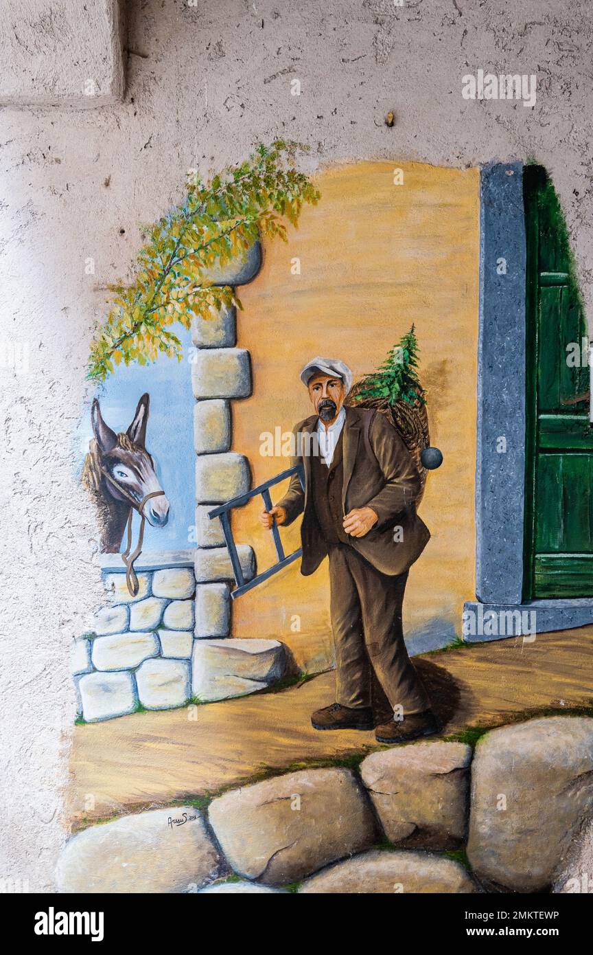 Murale sulla parete della casa di Mezzolago Village nei pressi del lago di Ledro in Valle di Ledro, provincia di Trento, Trentino Alto Adige, Italia, Europa, Foto Stock