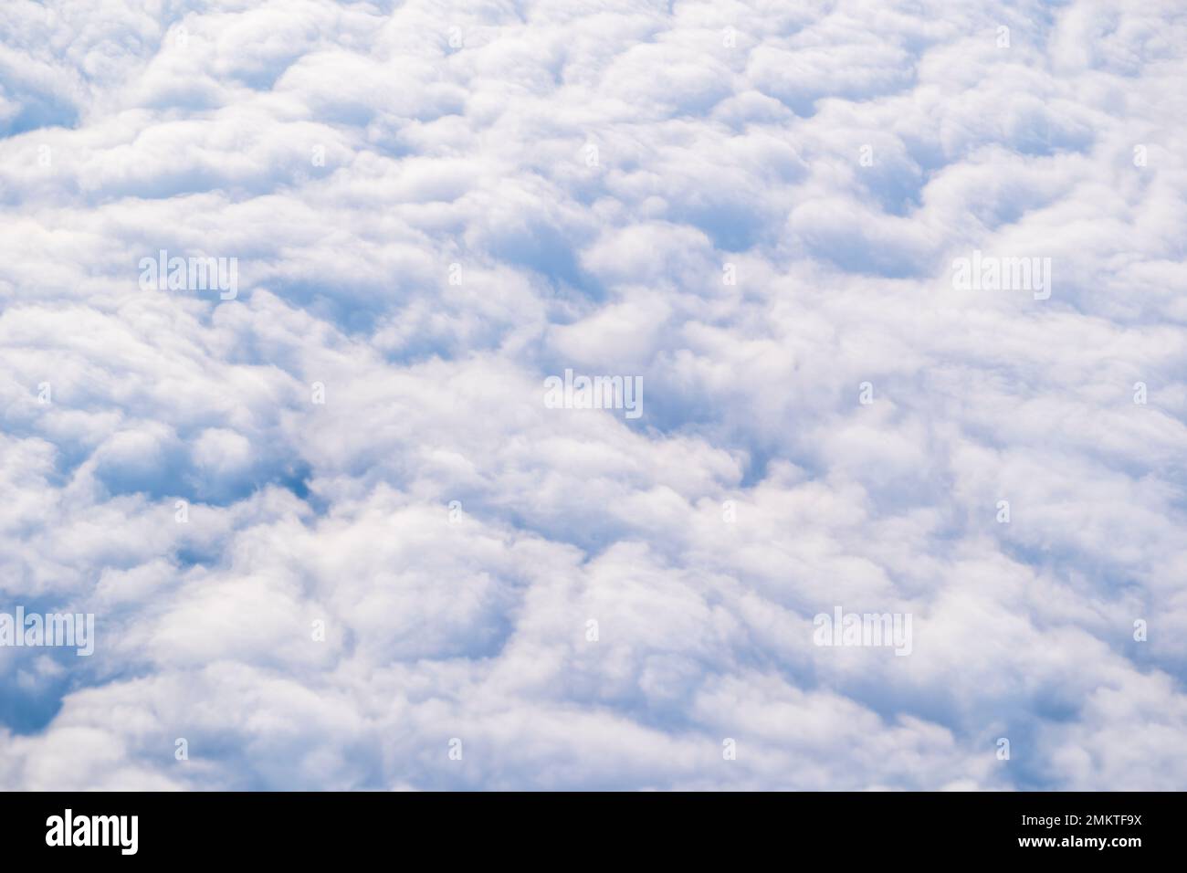 cielo blu e nuvole, stagione primaverile, viaggi in aereo, volare sopra le nuvole, sogni, fenomeni naturali. spazio di testo disponibile Foto Stock