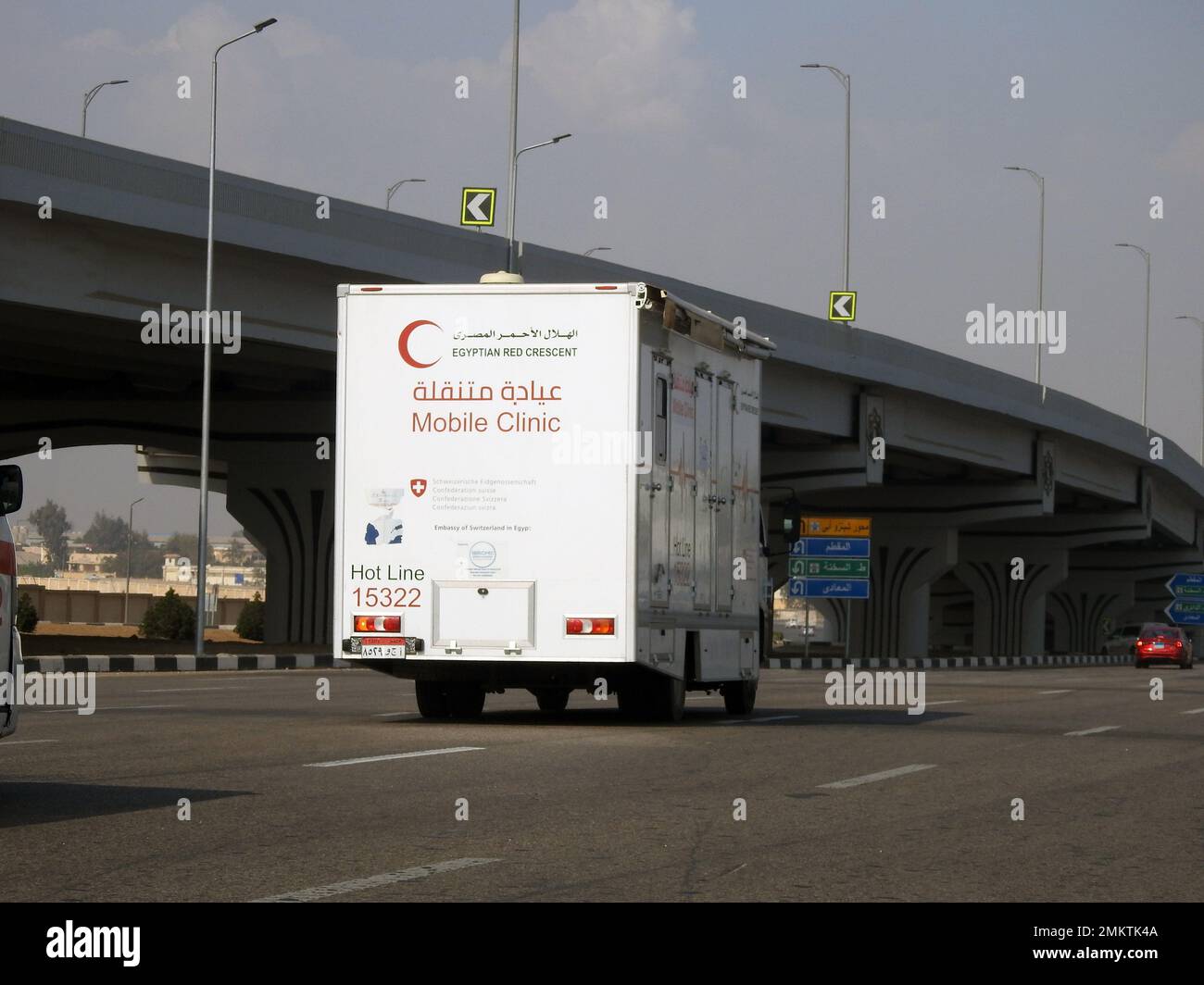Cairo, Egitto, gennaio 8 2023: Un veicolo medico mobile della mezzaluna rossa egiziana che dà servizi medici al Cairo, esame paziente a Foto Stock