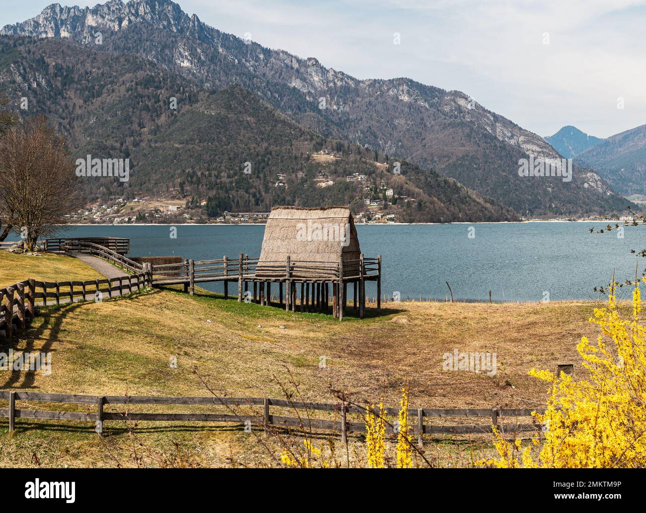 Palafitte casa dell'età del bronzo (ricostruzione) presso il museo del Palafitte del lago di Ledro. Molina di Ledro, Trento, Trentino Alto Adige, Italia Foto Stock