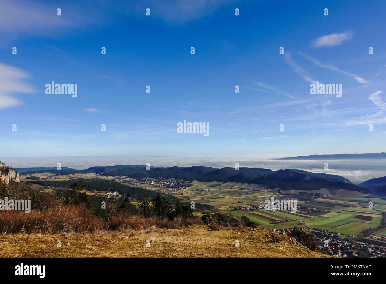 incredibile vista sulla fitta nebbia all'orizzonte con cielo blu e sole Foto Stock