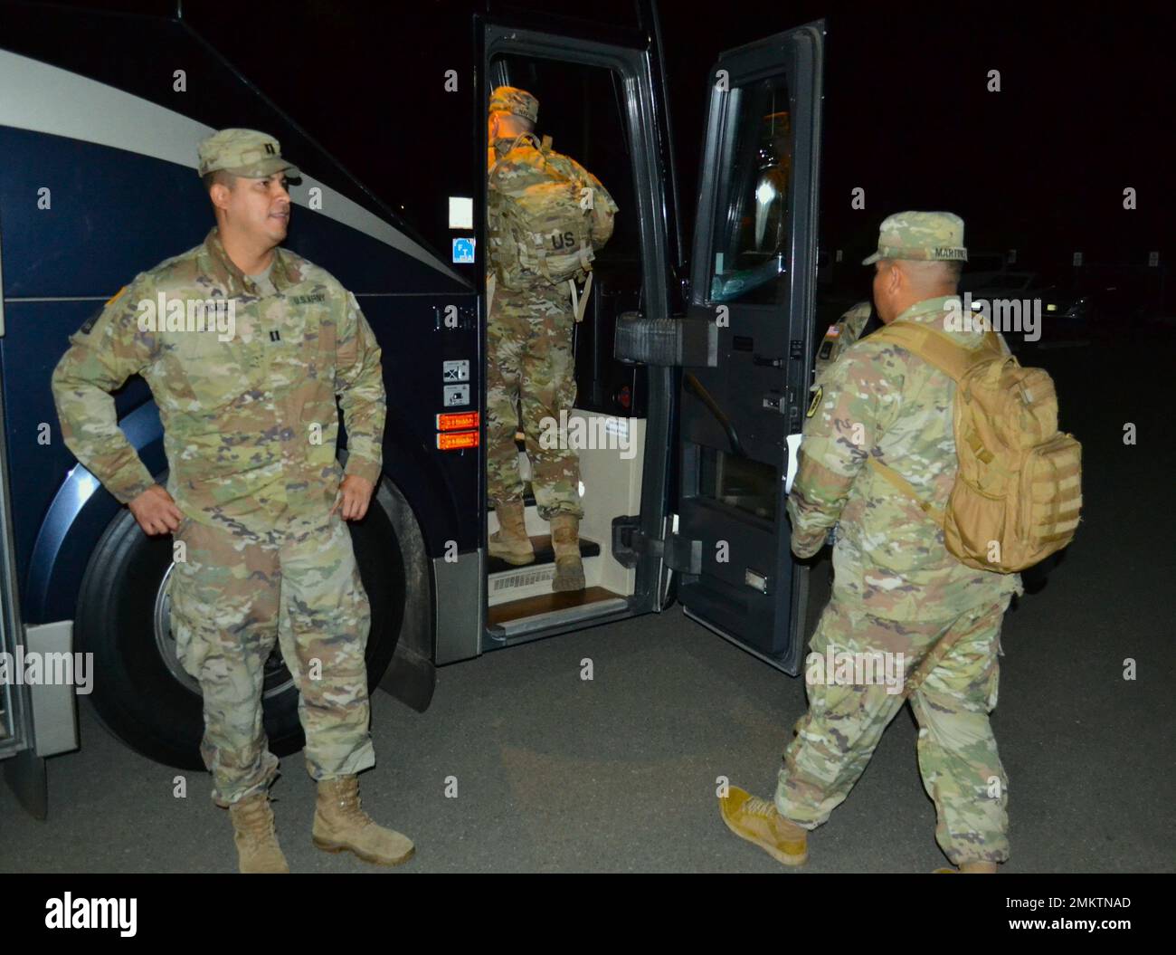 Nel bel mezzo della notte, il capitano Francisco Lopez, 812th Signal Company, comandante Tactical Network-Enhanced Installation, offre ai suoi soldati buona fortuna a bordo di autobus, presso il Centro della Riserva dell'Esercito degli Stati Uniti sul Mare Island Naval Shipyard, 11 settembre 2022, che li avrebbe messi sulla loro strada per il Kuwait. Il SIG. 812th La missione della Co. TIN-e consiste nel fornire supporto via cavo alle installazioni militari in tutto il paese e all'estero secondo necessità, fornendo supporto per il segnale di proiezione della forza dispiegabile e comunicazioni rapide per l'esercito degli Stati Uniti, operazioni congiunte e combinate. Foto Stock