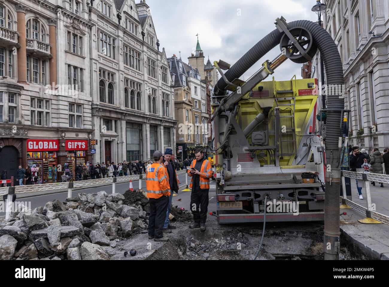Gli addetti alla manutenzione del gas scavano la strada a Whitehall per posare i tubi di ricambio del gas, nel centro di Londra, Inghilterra, Regno Unito Foto Stock