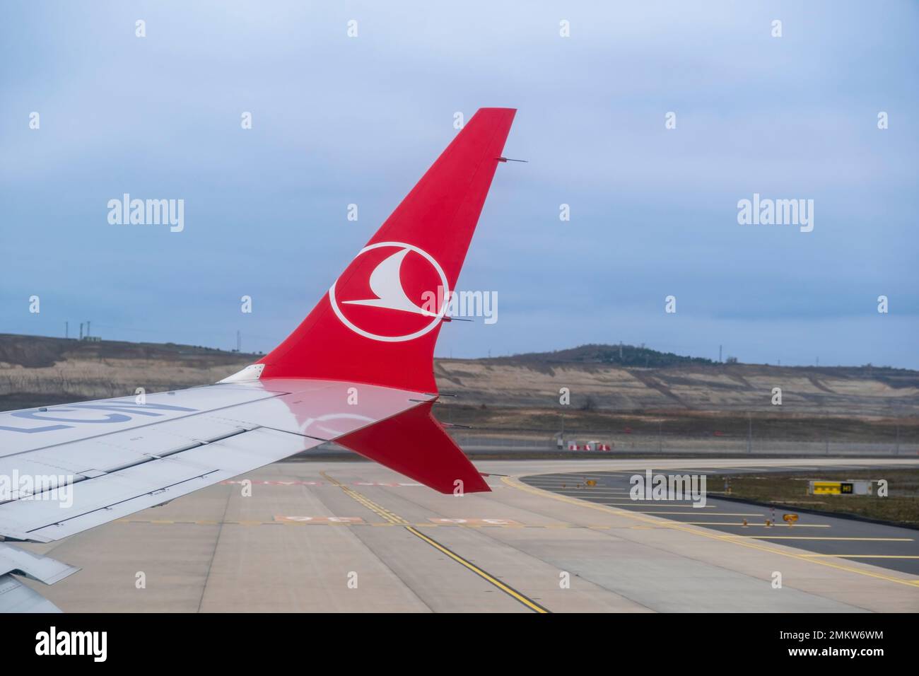 Rize, Turchia, 01.23.2023: Vista della pista e del decollo dal finestrino dell'aereo. Logo Turkish Airlines. Turkish Airlines. Viaggio nel cielo. Viaggio in aereo. Foto Stock