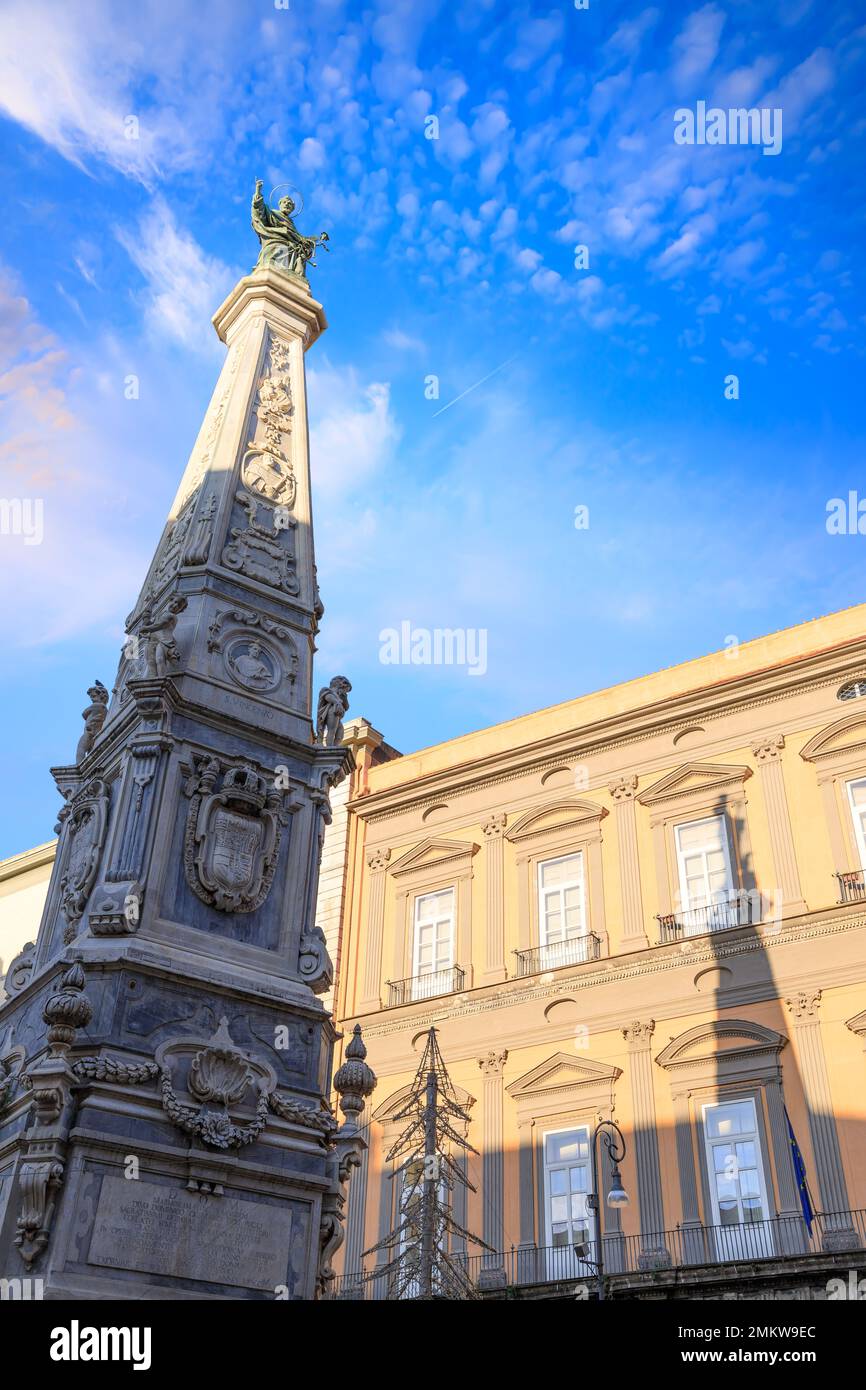Vista su Piazza San Domenico maggiore, una delle piazze più importanti del centro storico di Napoli. Foto Stock