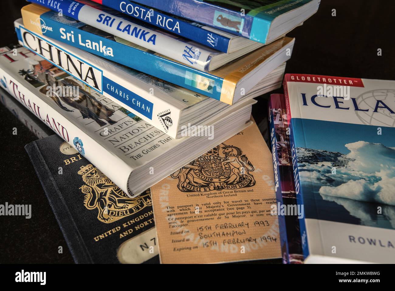 Passaporti inglesi di vecchio stile e un certo numero di guide o libri di informazioni di viaggio. Include Cina Thailandia Islanda Sri Lanka Costa Rica Mosca ecc Foto Stock