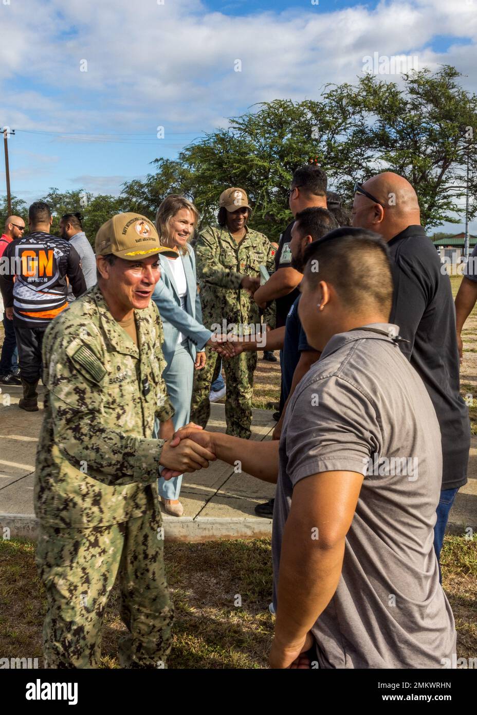 EWA BEACH, Hawaii (settembre 12, 2022) il Capitano John S. Barsano, Comandante del comando delle munizioni della Marina Pacific East Asia Division (NMCPAC EAD), si congratula con i nuovi assunti civili dopo un giuramento di cerimonia d'ufficio il 12 settembre 2022. NMCPAC EAD mantiene miniere sottomarine, siluri e fornisce la condanna, l'ispezione e la manipolazione delle ordinanze a sostegno delle operazioni di ordinazione aerea. Foto Stock