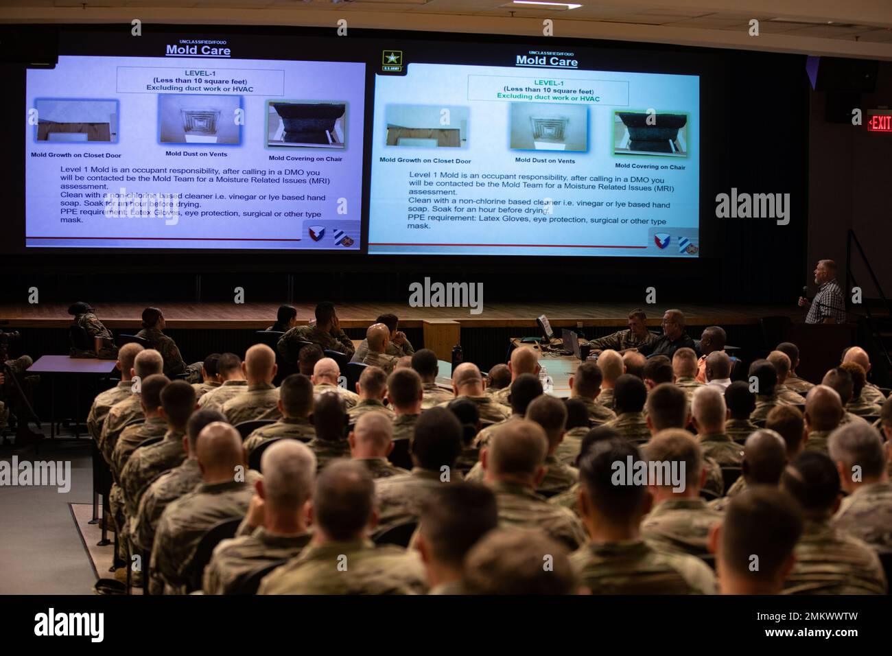 I soldati assegnati alla 3rd° Divisione di Fanteria e al Fort Stewart-Hunter Army Airfield ricevono una formazione professionale di leadership per lo sviluppo di muffe attenuanti nelle strutture militari al Moon Theater a Fort Stewart, Georgia, 12 settembre 2022. Centinaia di ufficiali non commissionati si sono riuniti nel teatro post di Fort Stewart per ascoltare in prima persona dal sergente del comando di divisione Major sull’importanza dei controlli dei leader nella lotta contro la muffa e nella cura dei soldati. Foto Stock