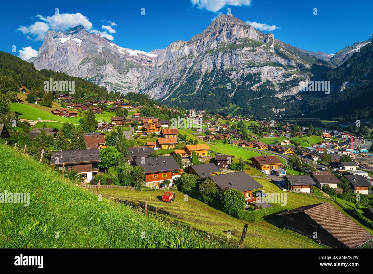 Una delle più famose località di montagna con alte montagne innevate sullo sfondo, Grindelwald, Oberland Bernese, Svizzera, Europa Foto Stock