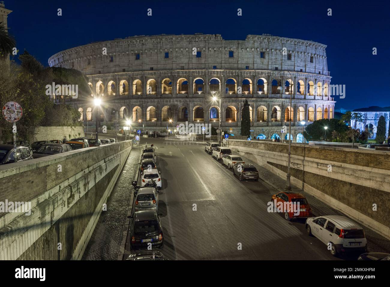 Roma, Italia - Ott 03, 2018: la notte Colosseo vista da via degli Annibaldi, Roma. Foto Stock