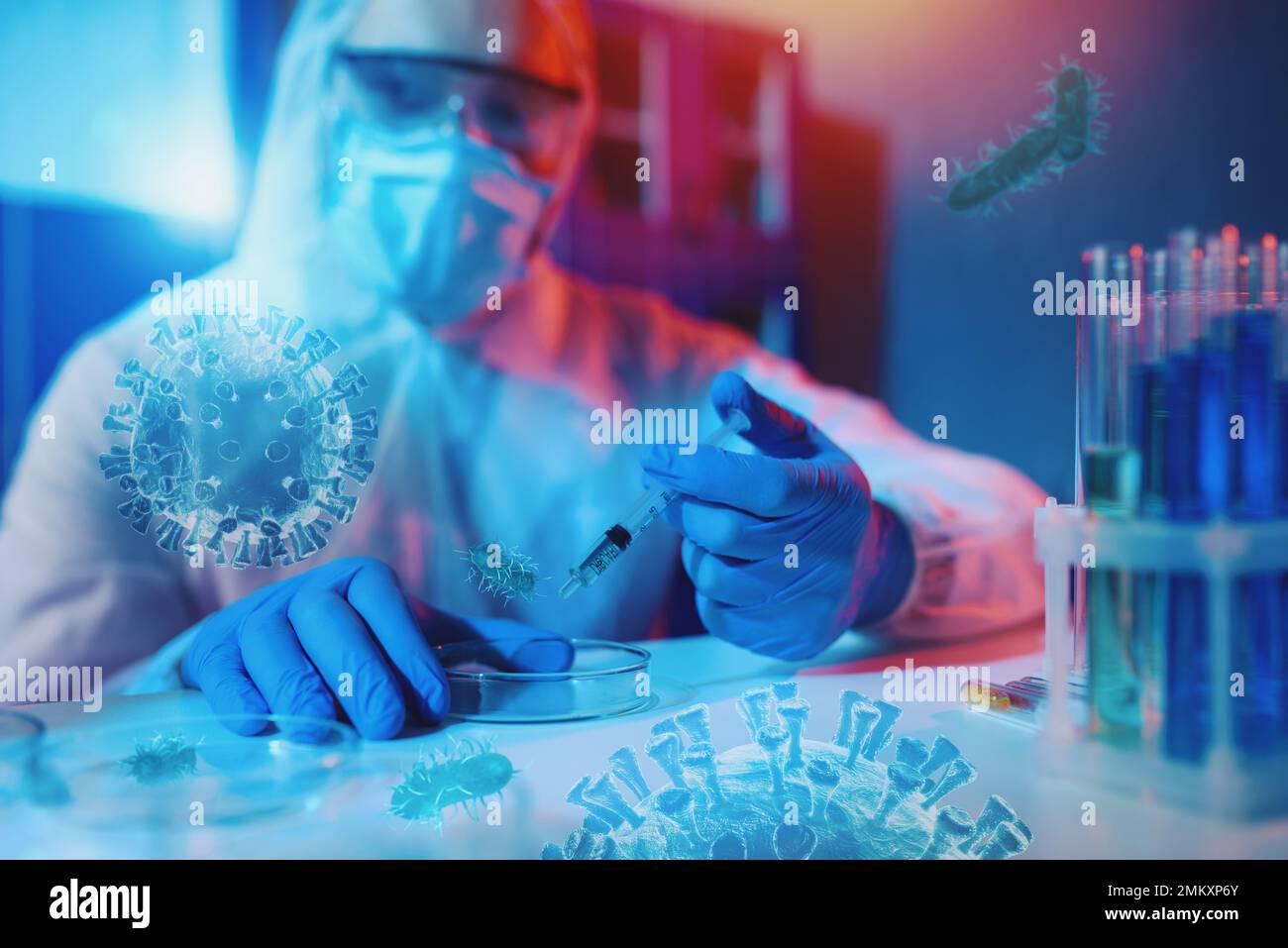 Il medico di laboratorio analizza campioni per la ricerca scientifica COVID-19 Foto Stock