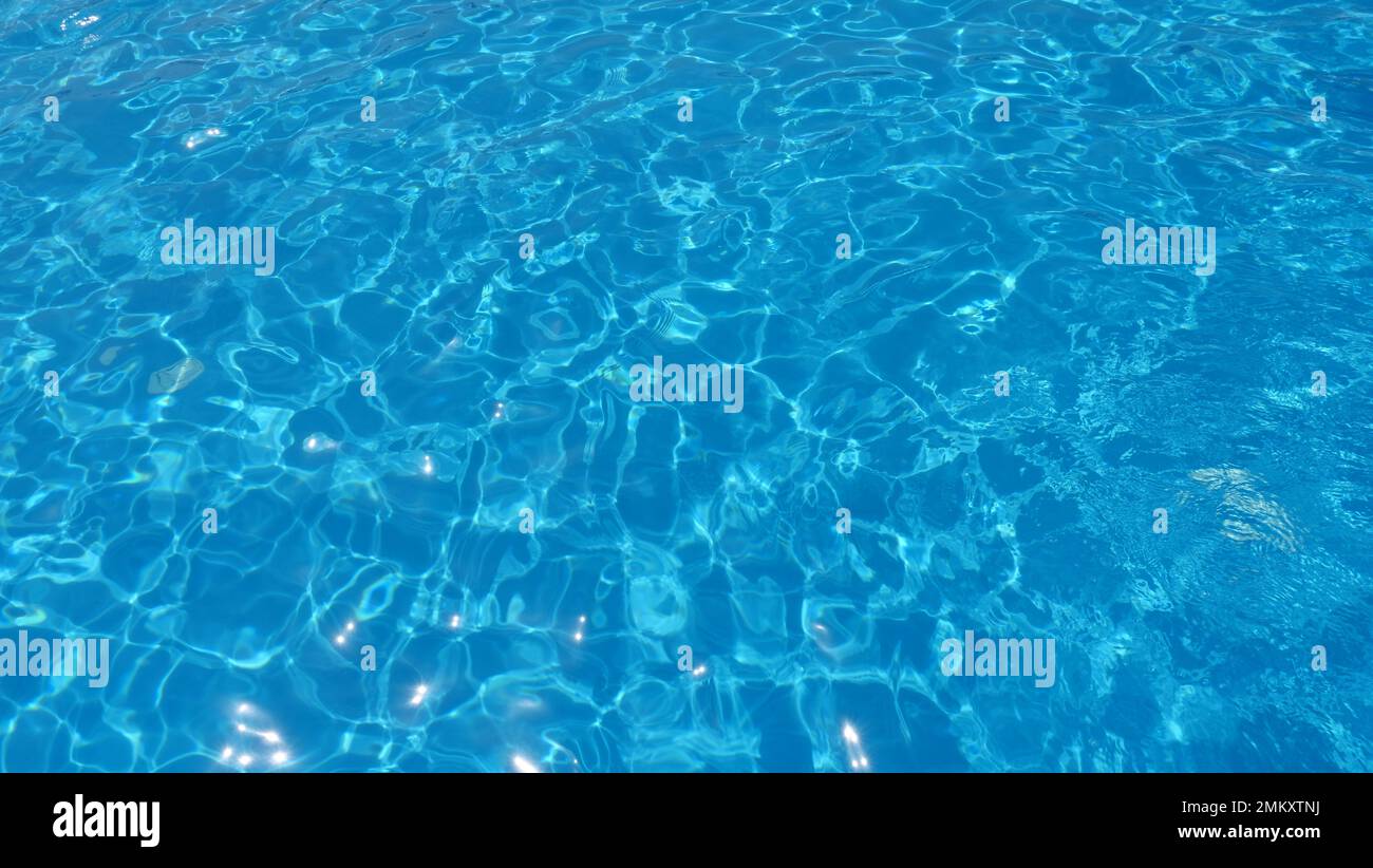 Sfondo, Textur, acqua limpida e blu nella piscina estiva Foto Stock