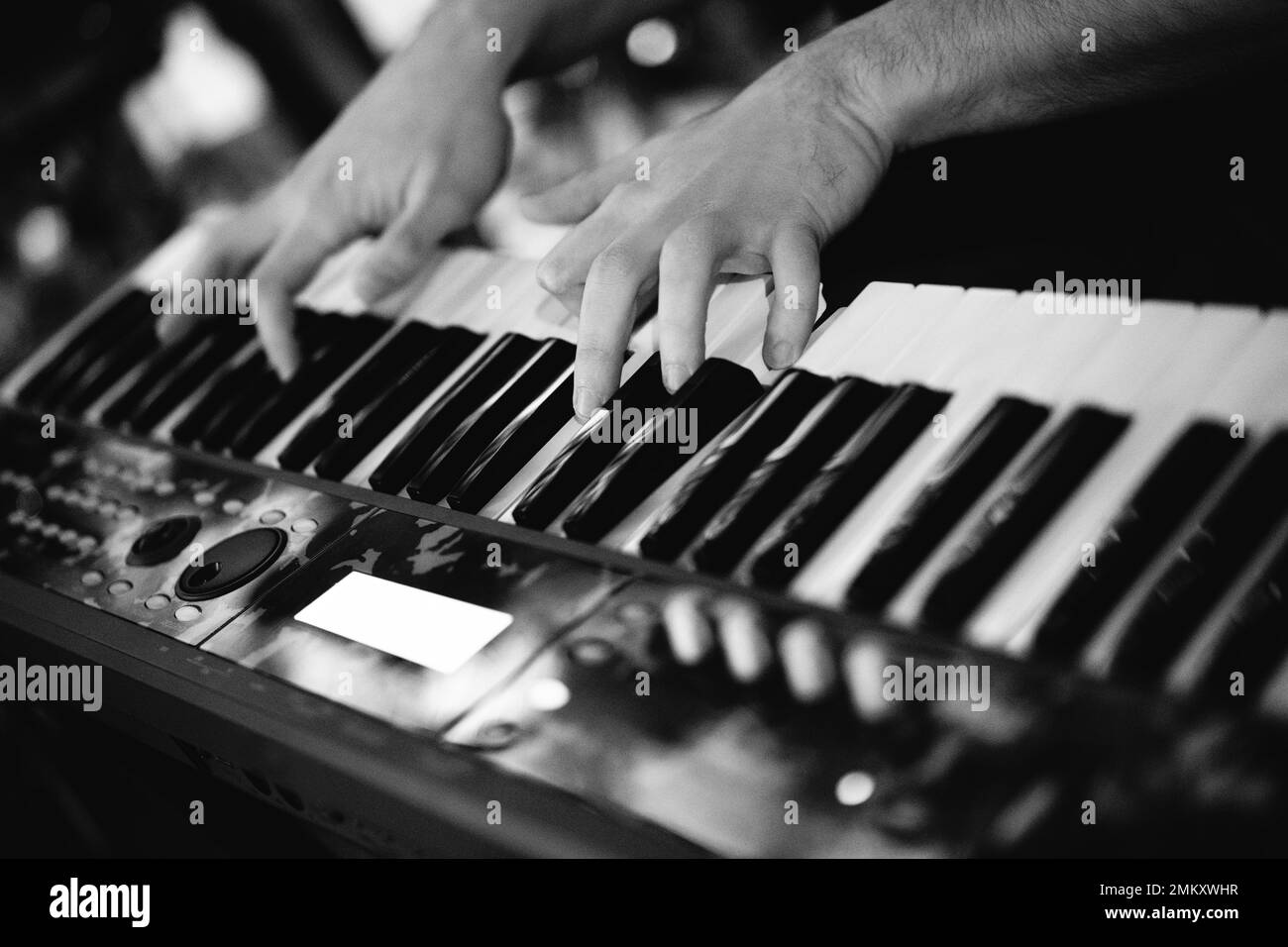 un musicista suona gli strumenti della tastiera ad un concerto Foto Stock