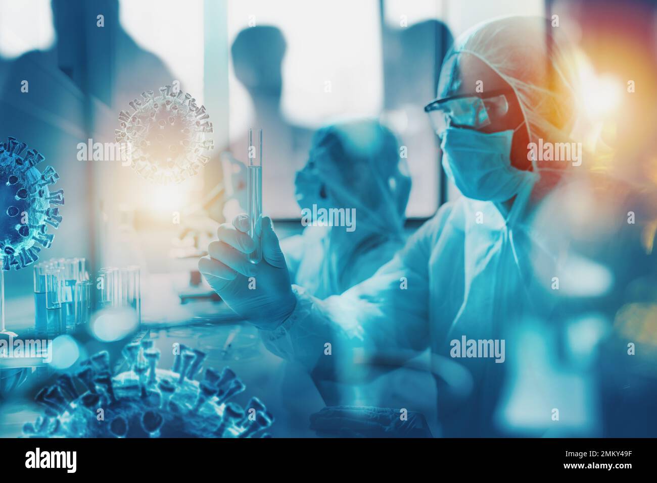 Il medico di laboratorio analizza campioni per la ricerca scientifica COVID-19 Foto Stock