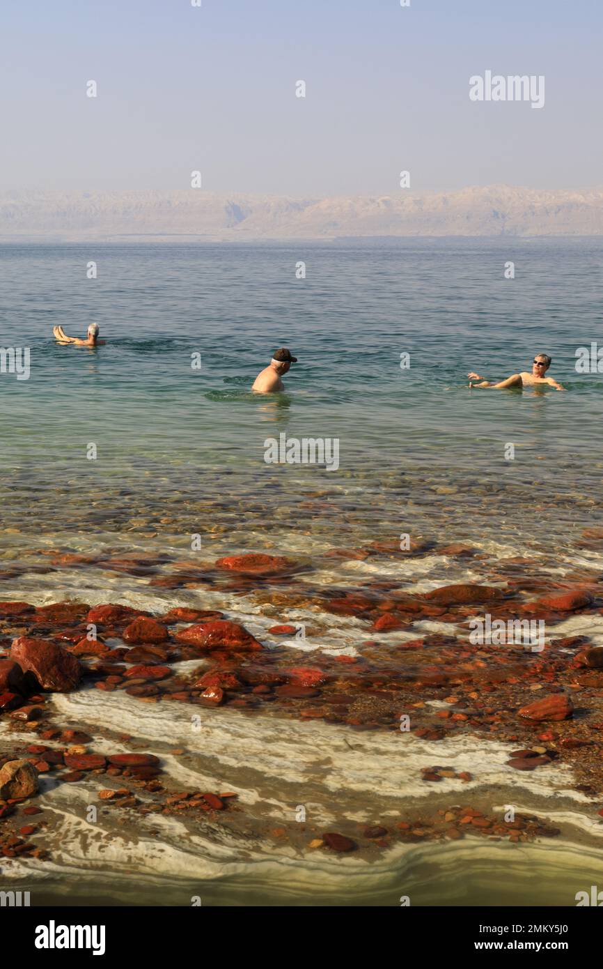 Persone che nuotano nel Mar Morto, l'OH Beach hotel e resort, Giordania Foto Stock