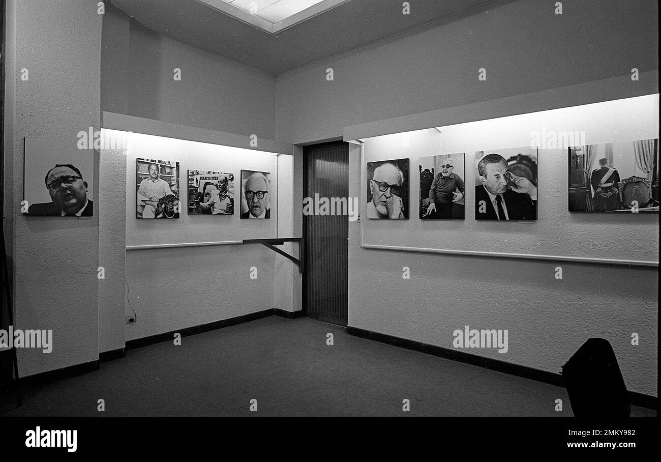 Fotos Poco Conocidas de gente Muy Conocida-II (Foto poco conosciute di persone ben note-II), mostra fotografica del fotogiornalista argentino Eduardo Comesaña alla Galleria Agfa-Gevaert di Buenos Aires, Argentina, agosto 1970 Foto Stock