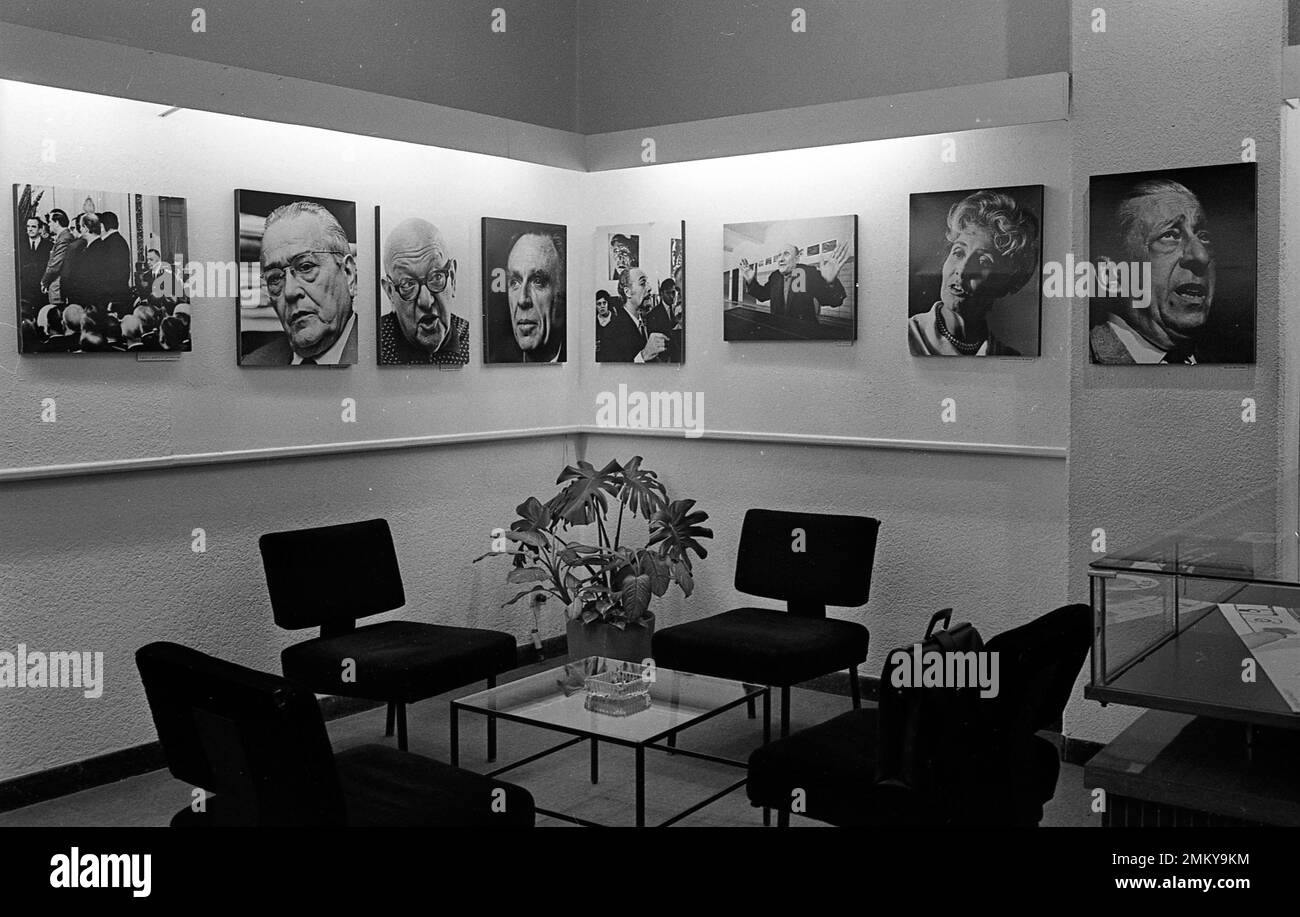 Fotos Poco Conocidas de Gente Muy Conocida-II (Foto poco conosciute di persone ben note II), seconda versione della mostra del 1969 del fotogiornalista argentino Eduardo Comesaña, questa volta tenutasi alla Galleria Agfa-Gevaert di Buenos Aires, Argentina, agosto 1970. Foto Stock