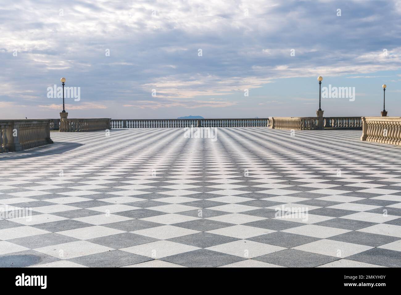 Livorno, Italia-27 novembre 2022:persone passeggiando sulla terrazza Mascagni, una splendida terrazza belvedere con superficie pavimentata a scacchiera, Livorno, Tusc Foto Stock