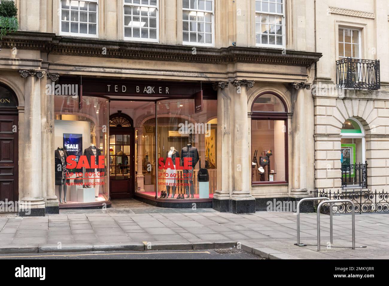 Vendita al negozio di abbigliamento Ted Baker a Milsom Street, Bath, Somerset, Inghilterra, Regno Unito Foto Stock