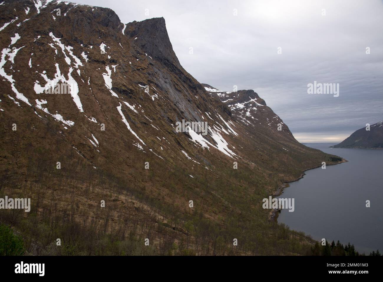 Alte montagne sopra Bergsfjord sulla seconda isola più grande della Norvegia, Senja, nella contea più settentrionale di Troms og Finnmark Foto Stock