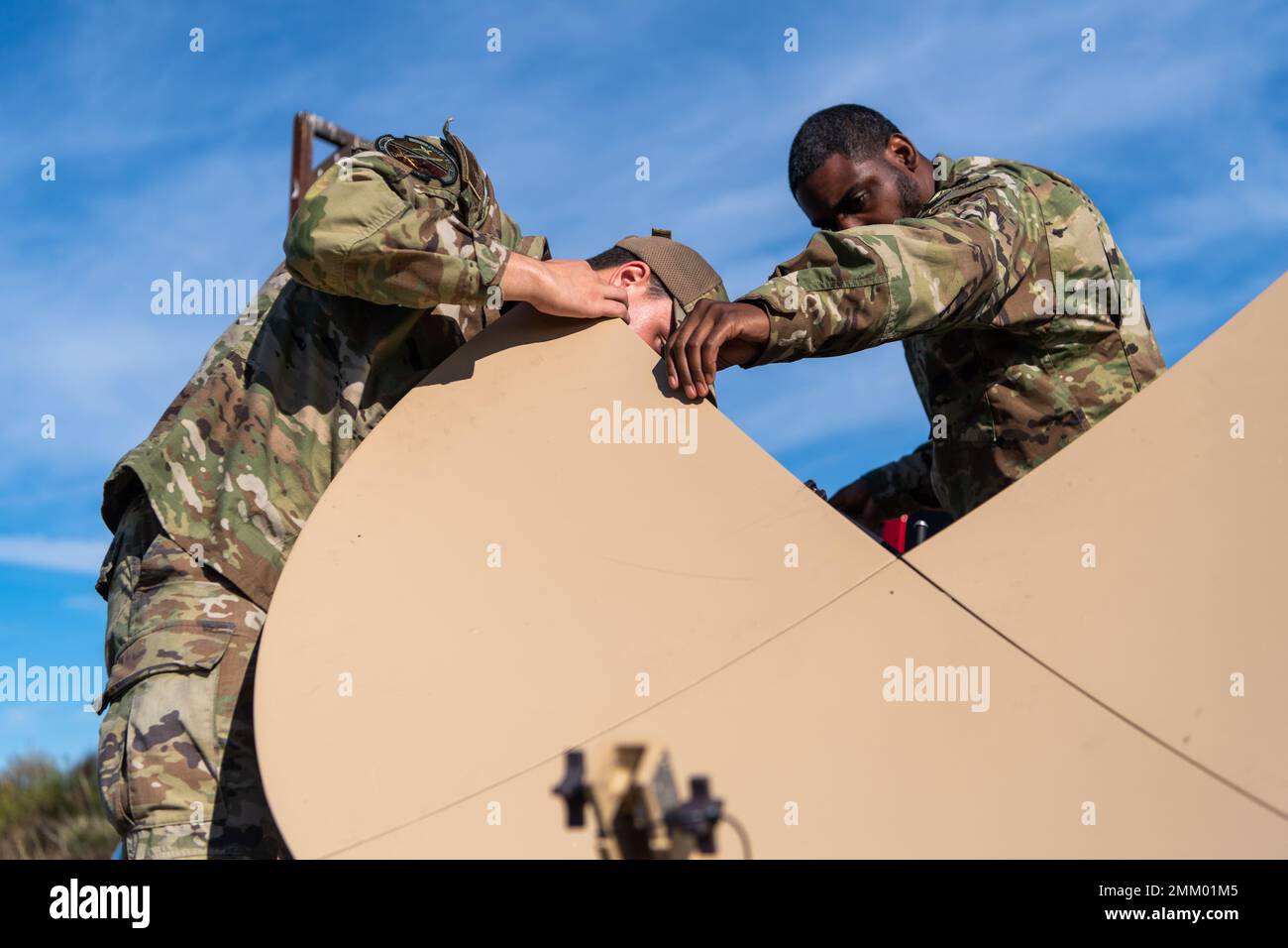U.S. Air Force Tech. SGT. Albert Redmon, 1st Combat Communications Squadron comunicazione flessibile ufficiale non commissionato responsabile, destra, e Senior Airman Caleb Paul, 1st Combat Communications Squadron tecnico di trasmissione a radiofrequenza, assemblare un'antenna durante l'esercizio Heavy Rain III a Breitenbach, Germania, 12 settembre 2022. Esercizio Heavy Rain offre ai membri del servizio l'opportunità di stabilire una comunicazione e identificare e risolvere eventuali problemi di connettività in loco. Foto Stock