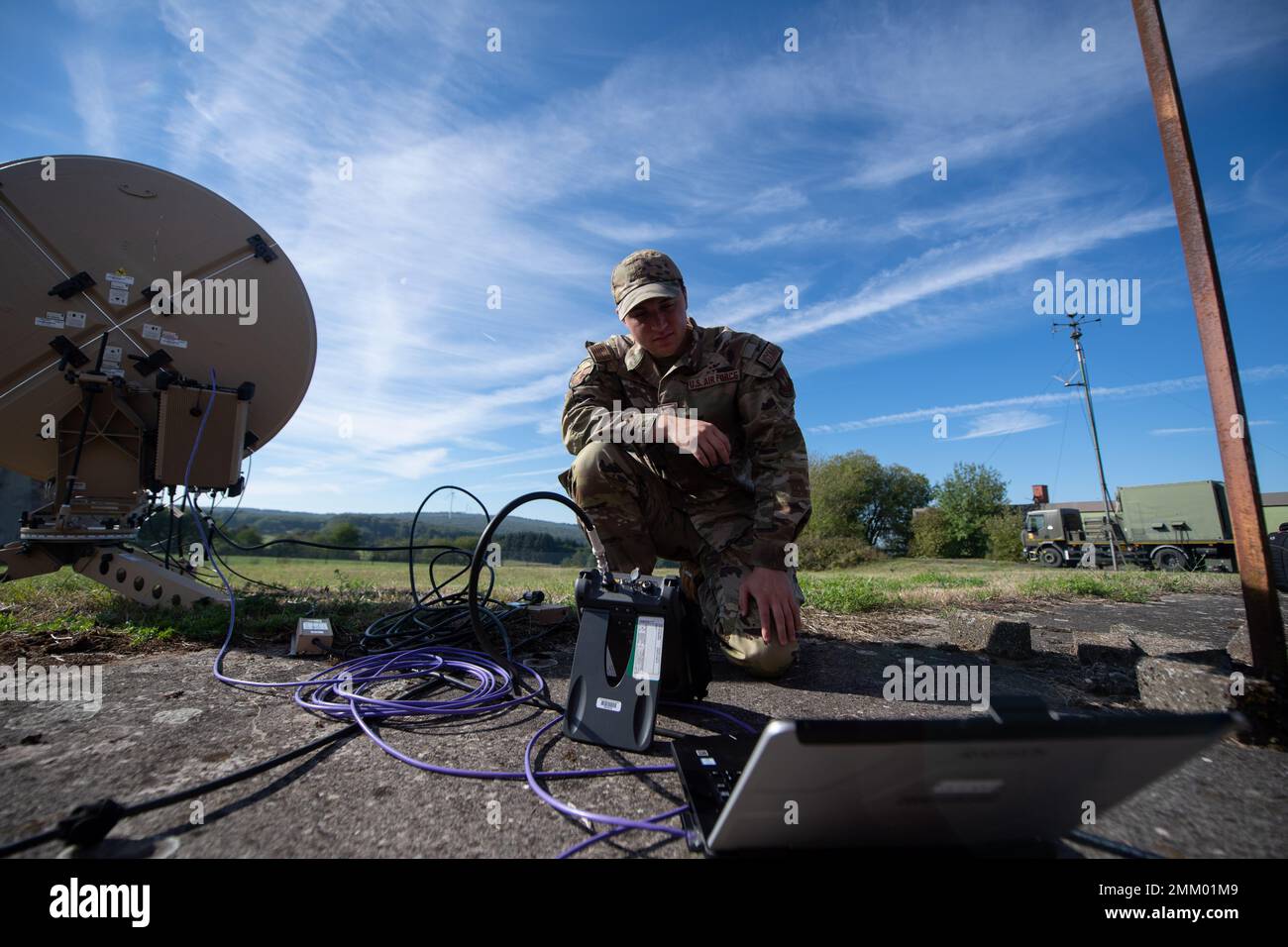 U.S. Air Force Senior Airman Caleb Paul, 1st Combat Communications Squadron tecnico di trasmissione a radiofrequenza, stabilisce la comunicazione utilizzando un'antenna a Breitenbach, Germania, 12 settembre 2022. Come parte dell'Air Ground Operations Wing 435th, i CMC 1st sono un'unità rapidamente implementabile che sviluppa funzionalità di comunicazione all'avanguardia, consentendo operazioni immediate e prolungate nelle sale contese. Foto Stock