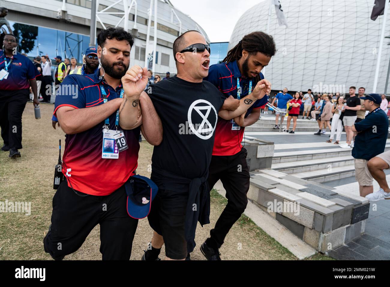 I manifestanti della ribellione di estinzione vengono rimossi dall'Australian Tennis Open Foto Stock