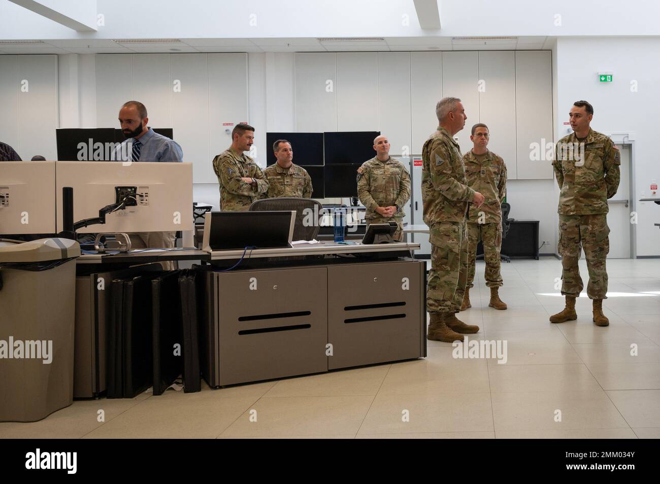 Il generale Stephen N. Whiting, comandante del comando delle operazioni spaziali, saluta i guardiani, i soldati e i civili al Wideband satellite Communications Operations Center (WSOC) di Landstuhl, Germania, 12 settembre 2022. Il 15 agosto 2022, la responsabilità della missione del WSOC è stata trasferita dal battaglione di segnale 53rd dell'esercito degli Stati Uniti al comando delle operazioni spaziali della forza spaziale degli Stati Uniti, sotto lo Squadrone delle operazioni spaziali 53rd del Delta 8. Il trasferimento ha segnato la prima volta che tutte le funzioni militari di comunicazione satellitare del Dipartimento della Difesa sono state unificate sotto un unico servizio militare. Foto Stock