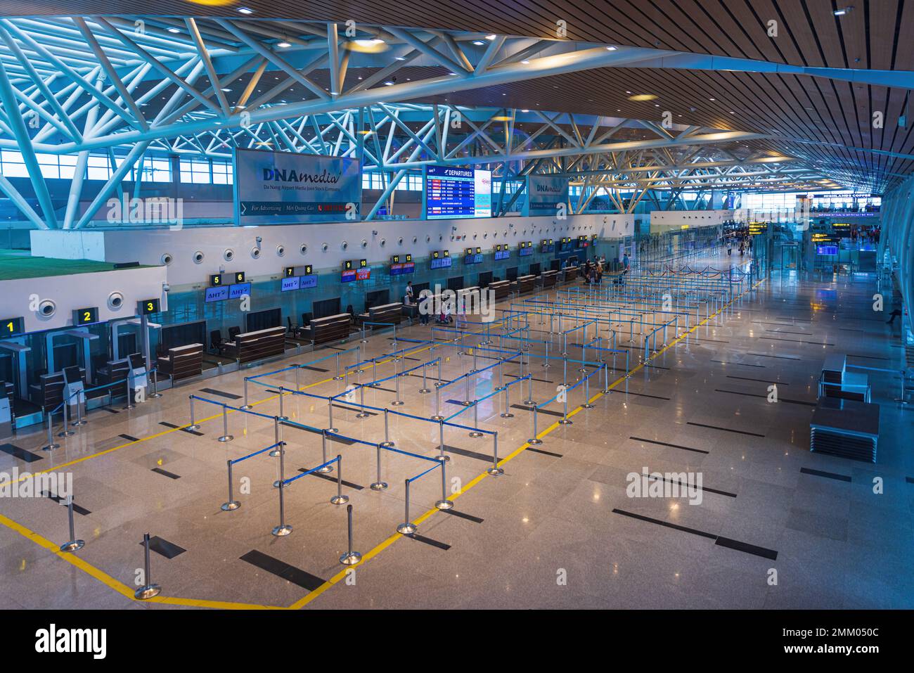 DA NANG, VIETNAM - 11 GENNAIO 2023 - banchi di check in vuoti all'Aeroporto Internazionale di da Nang, da Nang, Vietnam. Il viaggio non è di ritorno alla prepandemia Foto Stock