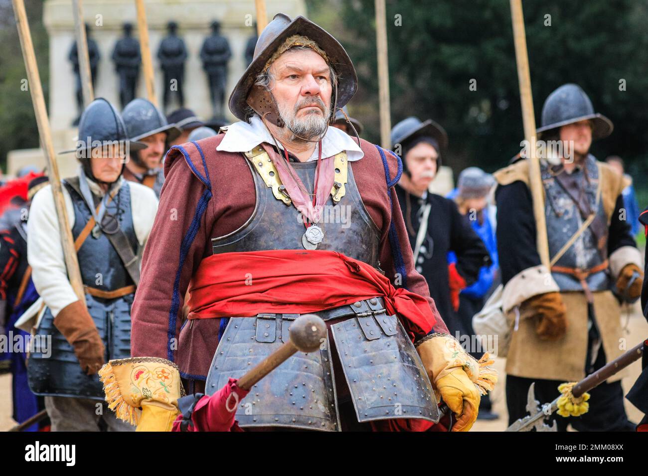 Londra, Regno Unito. 29th Jan, 2023. Volontari e soldati dell'Esercito del Re, la parte Royalista della Società della Guerra civile Inglese, marciano lungo il Mall e attraverso le Guardie dei cavalli fino alla Banqueting House di Westminster per commemorare re Carlo I. La rievocazione si svolge ogni anno l'ultima domenica per celebrare l'anniversario della recita di Re Carlo i fuori Banqueting House. Credit: Imageplotter/Alamy Live News Foto Stock