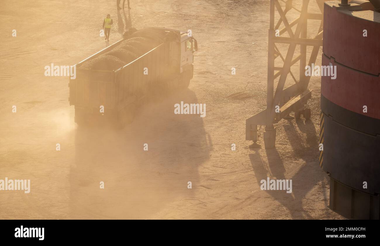 Lavori di costruzione in cantiere sabbioso. Foto Stock