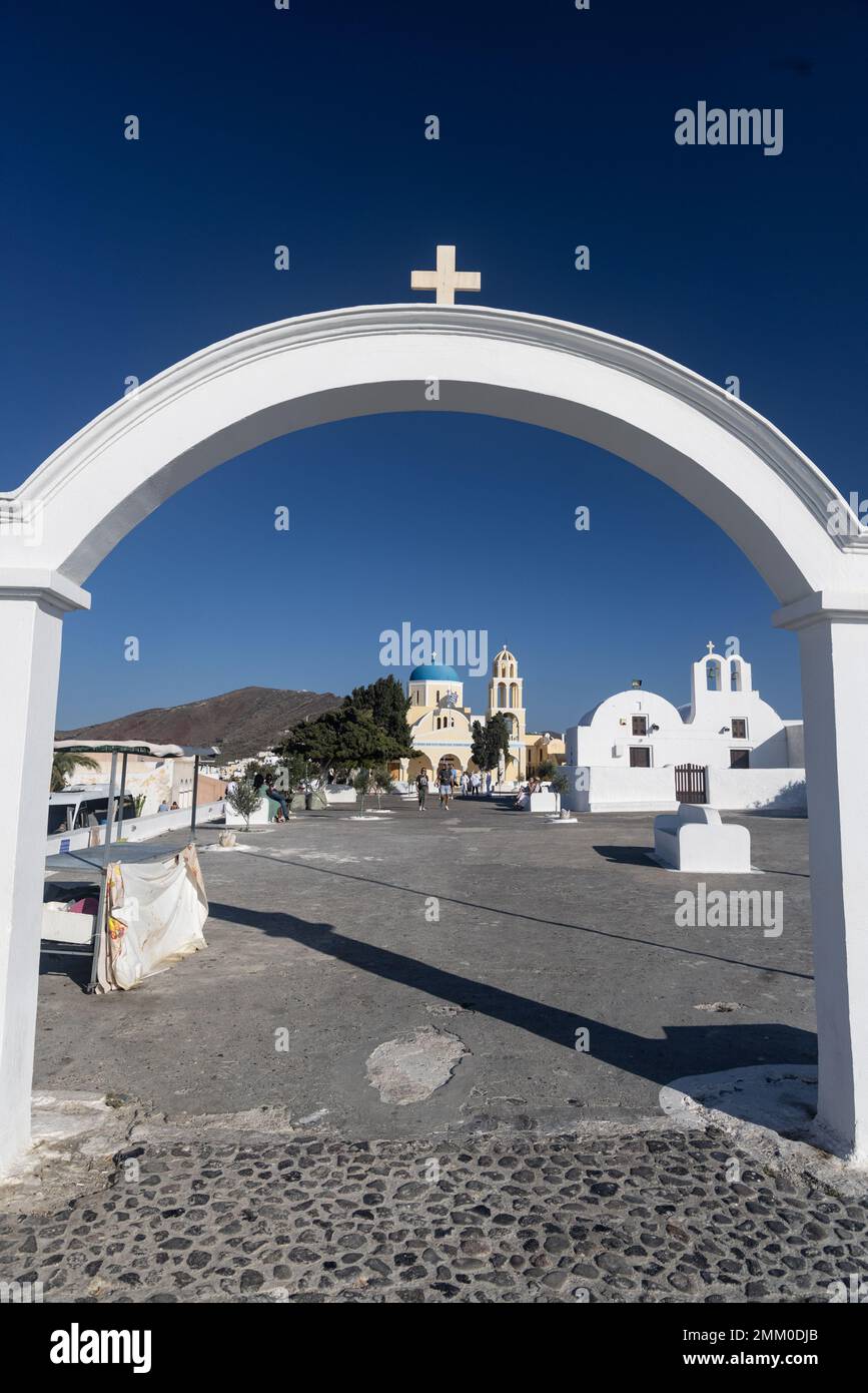 Chiesa imbiancata la città di Oia, Santorini, Grecia Foto Stock