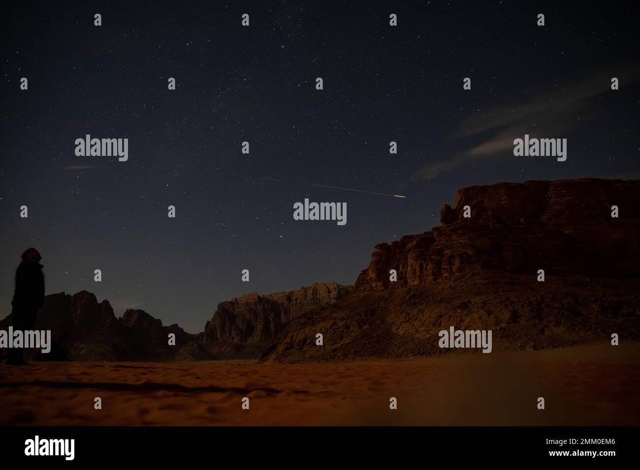Osservazione delle stelle nel deserto. Fotografato a Wadi Rum, Giordania Foto Stock