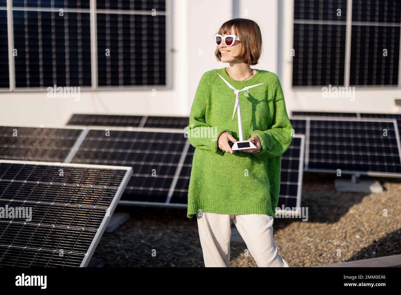 Felice proprietario di una casa con un impianto solare Foto Stock