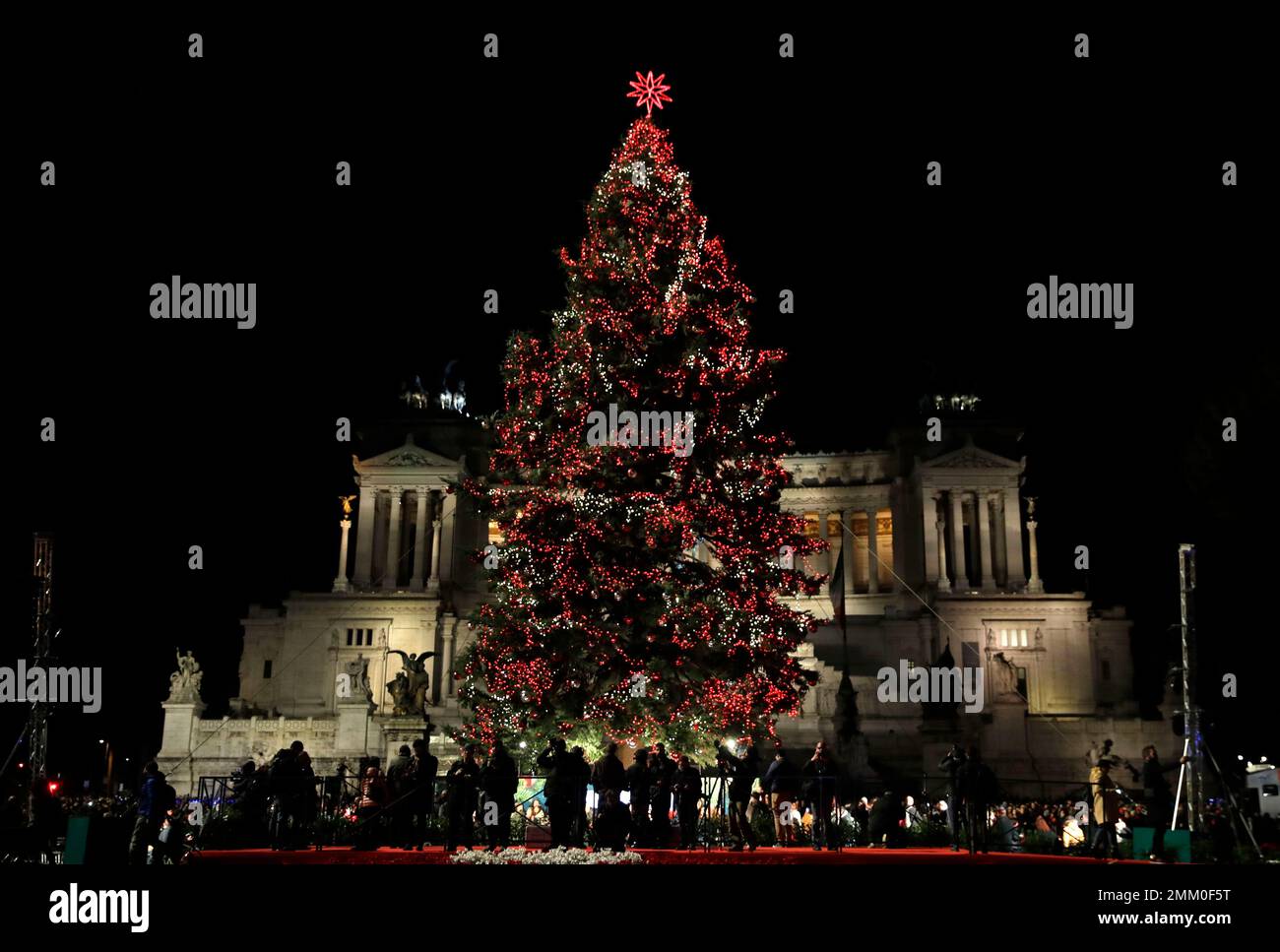 A 20mt (65 feet) tall Christmas tree placed in front of Rome's Unknown Soldier monument is seen during the official lighting ceremony, Saturday, Dec. 8, 2018. (AP Photo/Alessandra Tarantino) Foto Stock