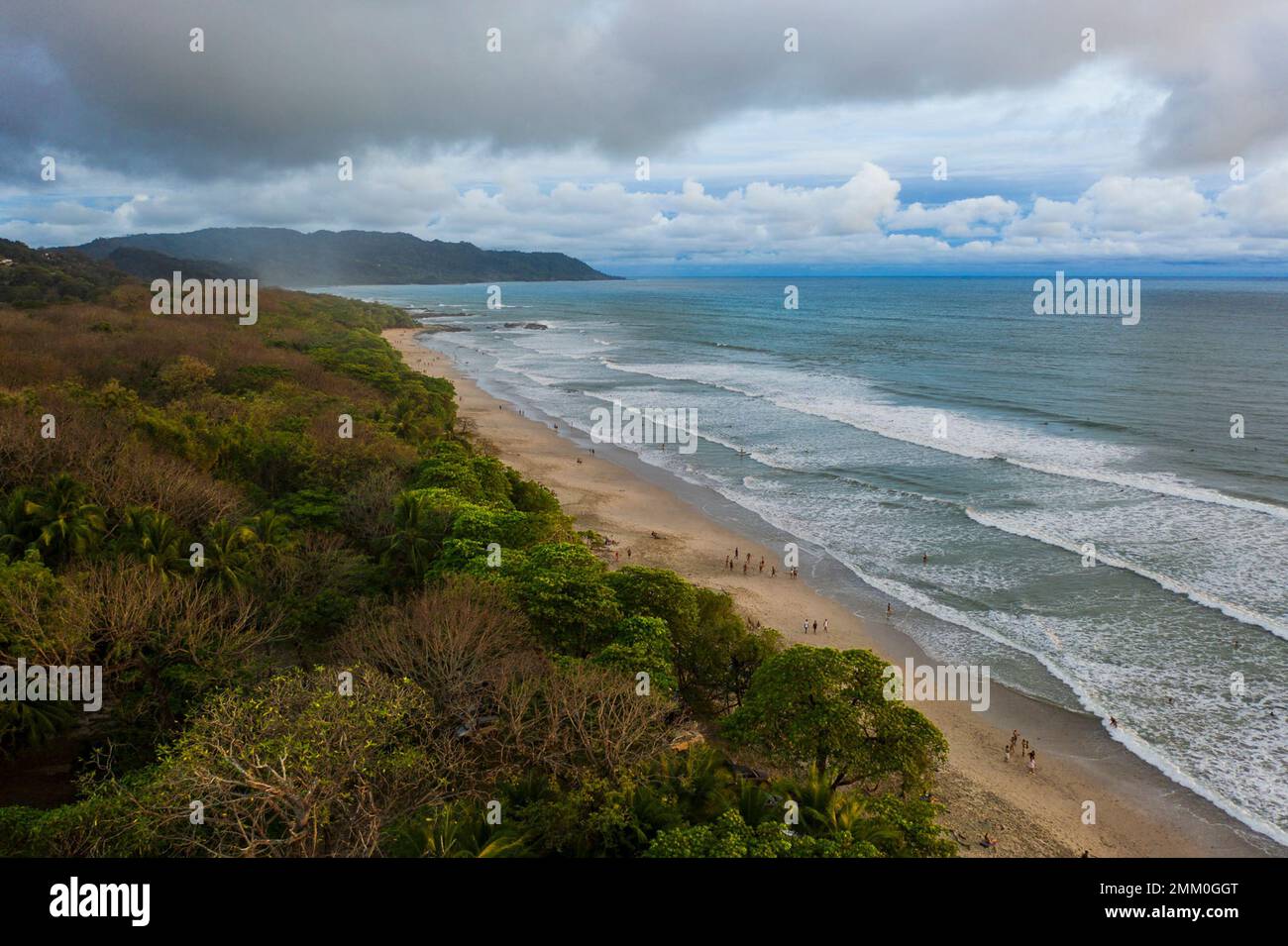 Fotografia del drone della costa a Santa Teresa una piccola cittadina nella provincia di Puntarenas, Costa Rica. Santa Teresa ha iniziato come un remoto villaggio di pescatori, contare Foto Stock