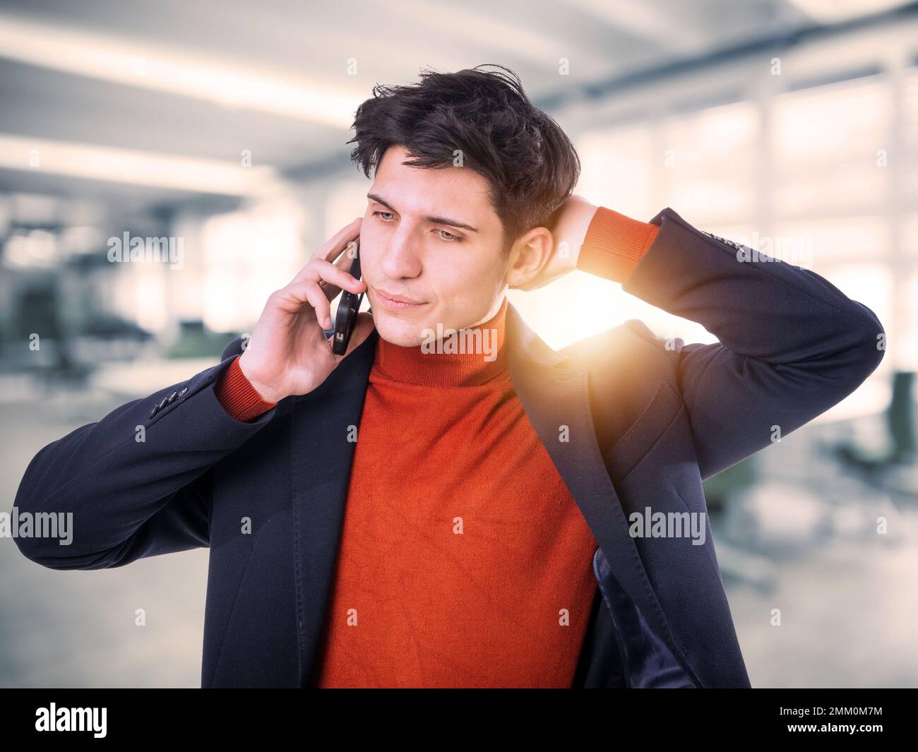 Bel giovane imprenditore parlando al cellulare Foto Stock
