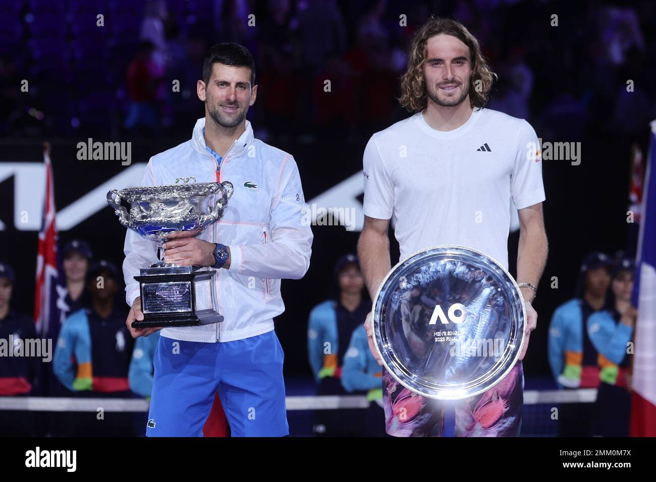 Melbourne, Australia. 29th Jan, 2023. Campione Novak Djokovic di Serbia e secondi classificati Stefanos Tsitsipas di Grecia si pone con i loro trofei campioni durante la finale maschile, Day 14 all'Australian Open Tennis 2023 alla Rod Laver Arena di Melbourne, Australia, il 29 gennaio 2023. Foto di Peter Dovgan. Solo per uso editoriale, licenza richiesta per uso commerciale. Non è utilizzabile nelle scommesse, nei giochi o nelle pubblicazioni di un singolo club/campionato/giocatore. Credit: UK Sports Pics Ltd/Alamy Live News Foto Stock